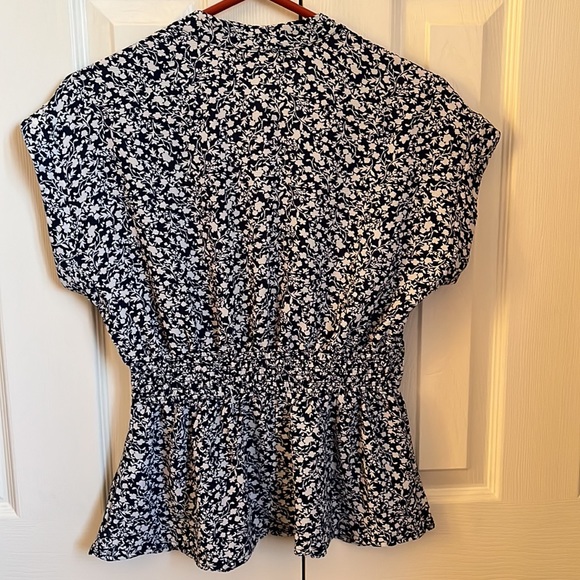 Pretty shirt never worn - Picture 2 of 5